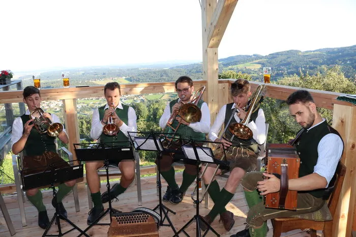 Im Beisein von Wirtschafstkammer-Vizepräsident Andreas Herz, Wirtschaftsbund-Generalsekretär Kurt Egger, Wirtschaftsbund-Direktor Jochen Pack und Wirtschaftskammer-Regionalstellenleiter Peter Sükar wurde an Hans-Peter Sturmann von Fischer Glas Design der Peter Kalcher Award 2019 für besonders unternehmerische Leistungen überreicht.