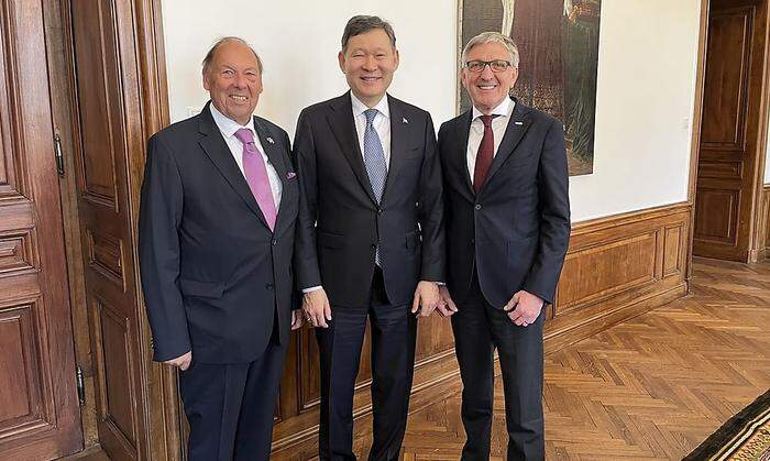 Kairat Umarov (in der Mitte) ist seit Oktober 2020 Botschafter der Republik Kasachstan in Österreich.