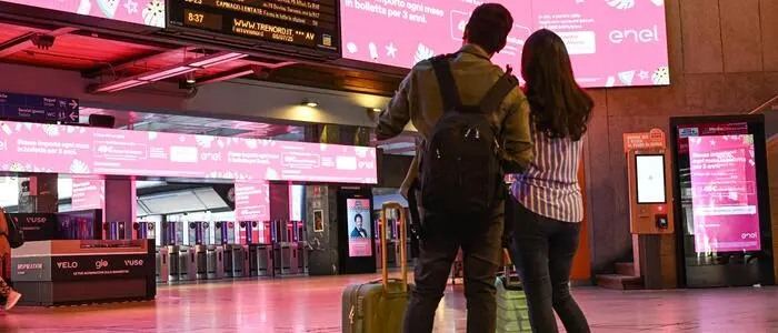 Mann und Frau auf italienischem Bahnhof