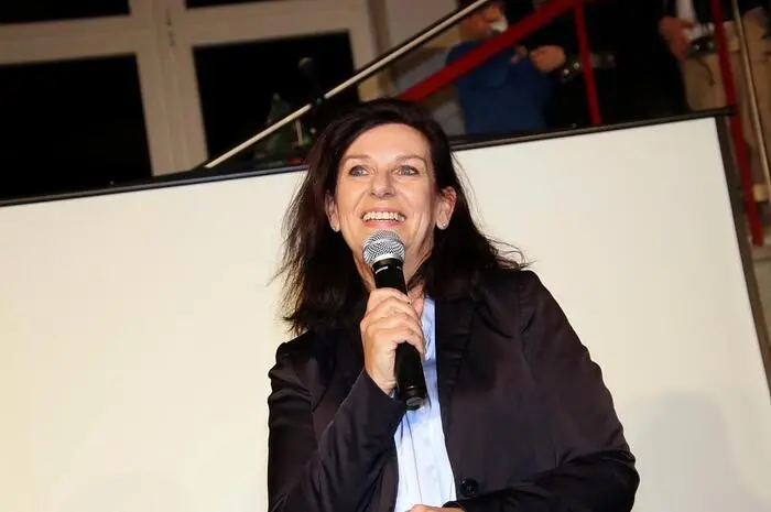 Schuldirektorin Renate Ofner-Rucker konnte unter den zahlreichen Gästen neben einer Reihe von ehemaligen Lehrern an der Krottendorfer Schule auch Bürgermeister Johann Feichter, Nachbar-Bürgermeister Roman Neumann (Ligist) und die Vizebürgermeisterin von Söding-St. Johann, Karin Herz begrüßen.