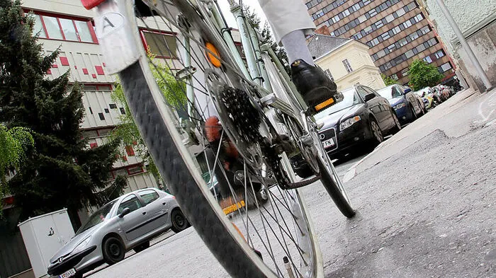 Mit E-Bike gegen Schneestange geprallt