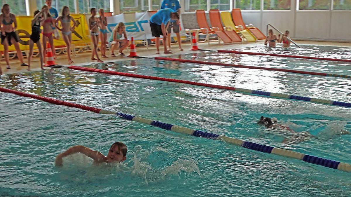 Nach dem Bewerb im Wasser wurden die Staffeln zur Siegerehrung geladen