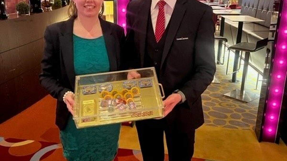 Gewinnerin Verena Graf und Martin Marzi vom Casino Velden