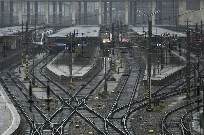 Züge, die noch unterwegs waren, fuhren noch in die Bahnhöfe ein. Kein Zug blieb auf der Strecke liegen.