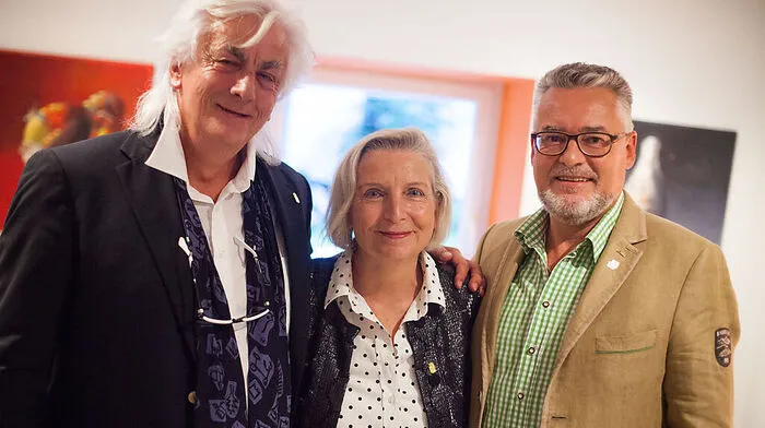 Hanns Bachlechner mit seiner Frau Beatrice und Josef Schett (von links) bei der Ausstellungseröffnung in Außervillgraten