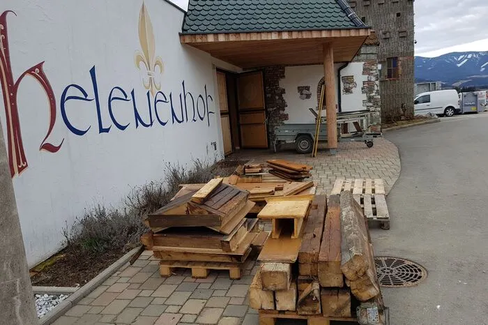 Schon vor dem Eingang sind die Umbauarbeiten ersichtlich.