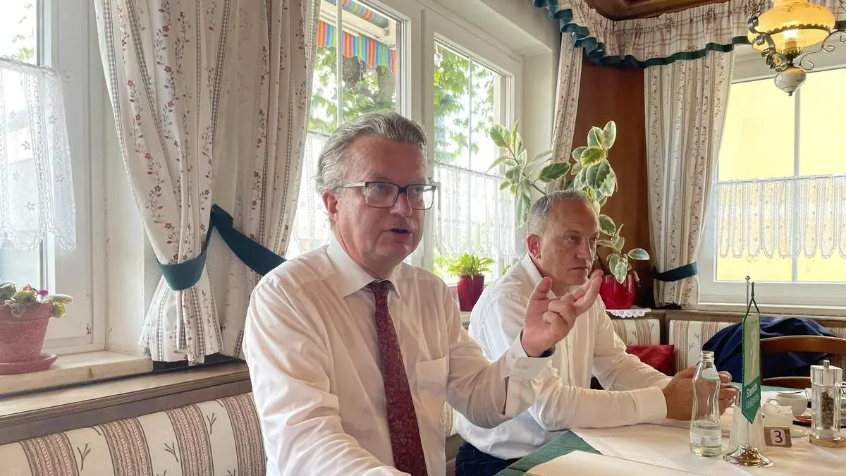 Landeshauptmann Christopher Drexler und Armin Forstner, Landtagsabgeordneter und Bürgermeister von St. Gallen, in Wörschach