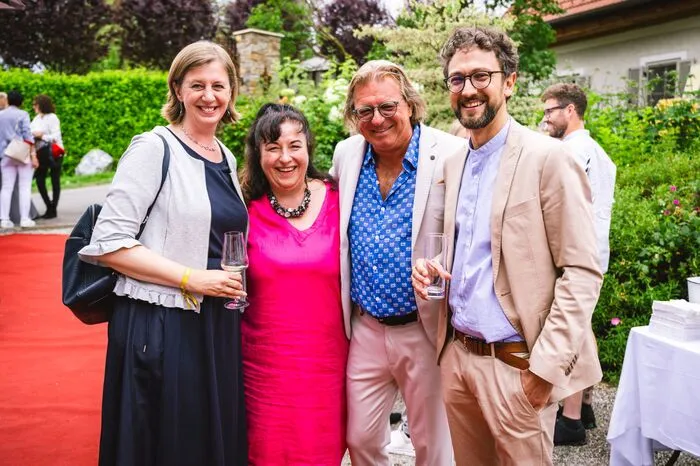 v.li. Landesrätin Barbara Eibinger-Miedl, Renate Zierler (Initiatorin von Köche kochen für Kinder), Gastgeber und Hausherr Andreas Reinisch und Mario Edler (SOS-Kinderdorf)