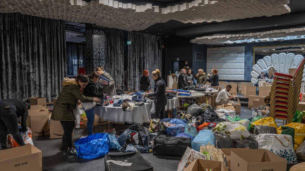 Hilfe für Bebenopfer: Ein Veranstaltungssaal in Graz wird zum Abgabeort für Spenden