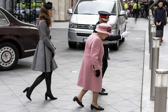 Die zukünftige Königin erhielt dabei Einblicke in das Leben eines Souveräns, als sie und Queen Elizabeth (92) eine Hightech-Universität im Zentrum von London besuchten.