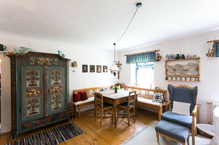 Im Wohnzimmer lenkt der alte, bemalte Bauernkasten das Auge des Betrachters sofort auf sich.