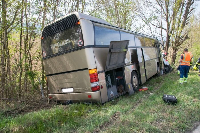 Der 69-jährige Lenker eines 15-sitzigen Kleinbuses erlitt nach Angaben der Polizei einen medizinischen Notfall und verlor vermutlich deshalb die Kontrolle über sein Fahrzeug.