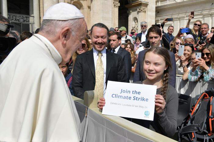 Greta Thunberg, als sie am Mittwoch auf dem Petersplatz den Papst traf