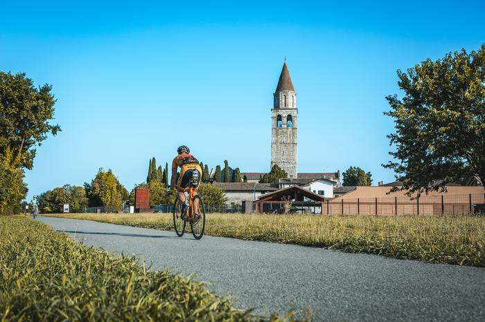 Der Alpe Adria Radweg führt mitten durch Aquileia