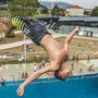 Ein Bauchfleck für den Sommer: Gerade in den städtischen Bädern gibt es heuer ein saftiges Minus