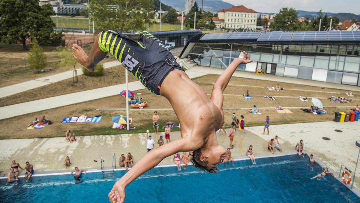 Ein Bauchfleck für den Sommer: Gerade in den städtischen Bädern gibt es heuer ein saftiges Minus