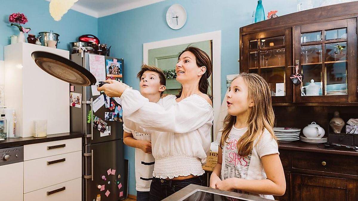 Starkes Team: Hofer-Schillen mit ihren beiden Kindern Maximilian und Lena, die in der Küche mithelfen