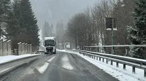 Bei winterlichen Fahrbahnverhältnissen muss man als Autofahrer seine Geschwindigkeit anpassen