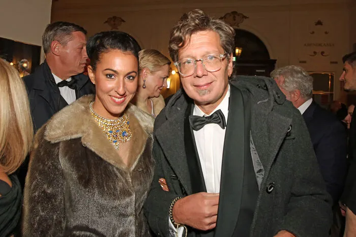 Literat Franzobel - sein aktueller Roman heißt übrigens "Rechtswalzer" - mit neuer Begleitung: Suzan Aytekin, Herausgeberin und Chefredakteurin "Schick Magazin"