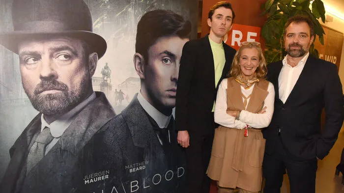Juergen Maurer mit Krimi-Partner Matthew Beard und ORF-Direktorin Kathrin Zechner