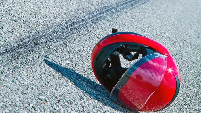Der Motorradlenker wurde durch den Aufprall mehrere Meter über die Straße geschleudert (Symbolbild)