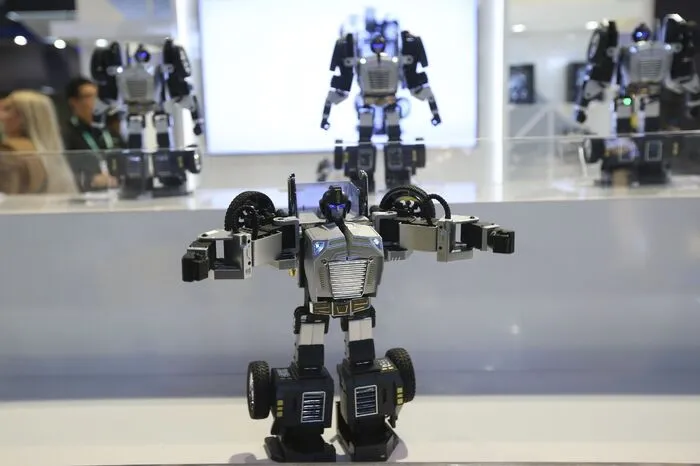 Der Robosen T9 hat eine klare Zielgruppe: Kinder und Jugendliche. Der kleine Roboter im Transformers-Look lässt sich programmieren.