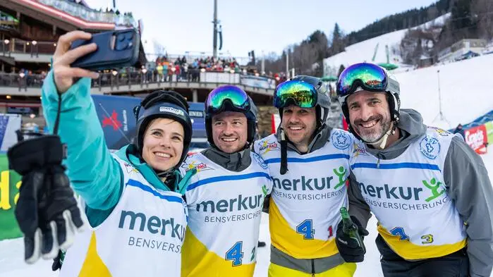 Jede Menge Spaß hatten die Promis beim traditionellen Charity-Race im Zielraum der Planai. In Viererteams bezwangen sie die eisige Piste. Am Start und im Ziel sowie später beim Apres Ski rannte der Schmäh.