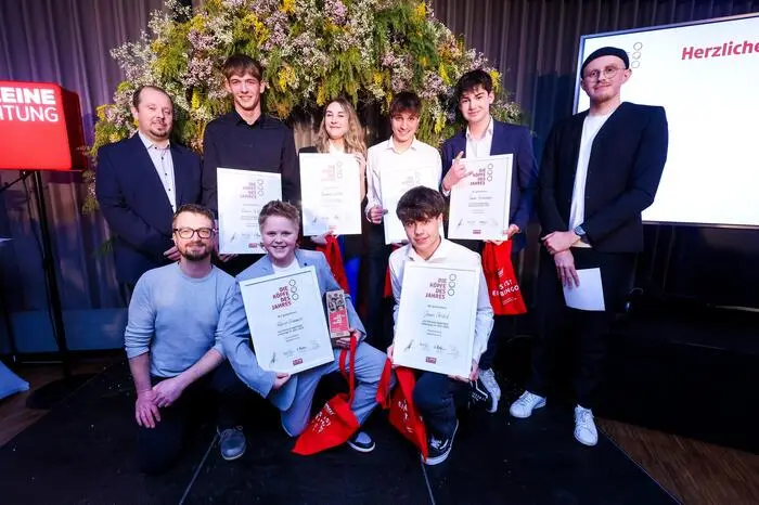 Die Gewinner der Kategorie „Entertainment“ Hai Five, mit Redakteur Moritz Prettenhofer (hinten rechts), Direktor der Musikschule Krieglach Martin Lueger (hinten links), Musiklehrer Martin Reitmann (vorne links)