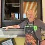 Herbert Ofner und seine Lebensgefährtin Anita betreiben gemeinsam den Kamm-Imbiss