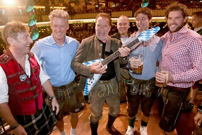 Gemeinsam mit seinem Vater und seinem Bruder war Christopher Schwarzenegger am Oktoberfest unterwegs