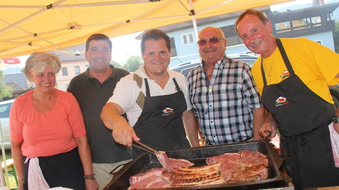 Am Dorfplatz in Gallizien findet seit Dezember 2015 jeden Monat ein Themenmarkt statt. Diesmal grillte Bürgermeister Hannes Mak für einen guten Zweck.