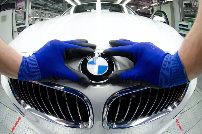 BMW hat 2017 das bereits achte Re­kord­jahr in Folge eingefahren. Davon sollen auch die Mitarbeiter profitieren. Für doe Facharbeiter des Münchner Prmium-Konzerns gibt es im Schnitt 9500 Euro an Jahresprämie.