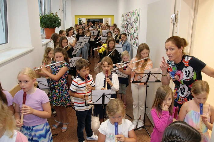 „Wir mussten daher in Bärnbach in die Gänge der Musikschule und in Voitsberg in die Stadtsäle ausweichen“ schildert Musikschuldirektor Wolfgang Jud. In Bärnbach standen und saßen rund 70 Schülerinnen und Schüler der Bärnbacher Musikschule dicht gedrängt in den Gängen, die zahlreichen Zuhörer dicht im Stiegenhaus. Was aber der tollen Stimmung keinen Abbruch tat. 
