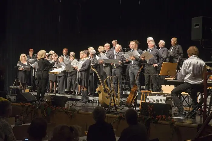 Mit Hits aus aller Welt, Evergreens, südamerikanischen Rhythmen und Welthits von ABBA, den Beatles oder Elvis ging es bunt durch den Abend.