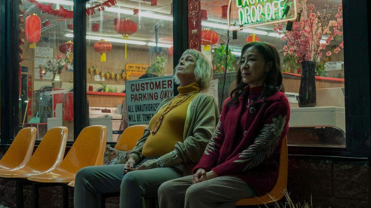 Jamie Lee Curtis und Michelle Yeoh in Parallelwelten in &quot;Everything Everywhere All At Once&quot;