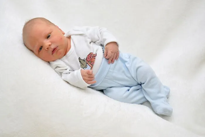 Am 3. Juni um 8.01 Uhr bekam Elias endlich einen Bruder. Der kleine Luca war bei seiner Geburt 3750 Gramm schwer und 52 Zentimeter groß. Seine Eltern Silvia Ladinigg und Markus Lanker aus Wernberg haben nun alle Hände voll zu tun. Entspannt wird beim gemeinsamen Kuscheln am Sofa und bei langen Spaziergängen.