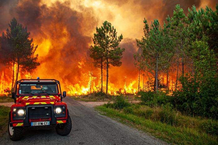 Feuerwehren kämpfen gegen einen Brand in den Pinienwäldern südlich von Bordeaux