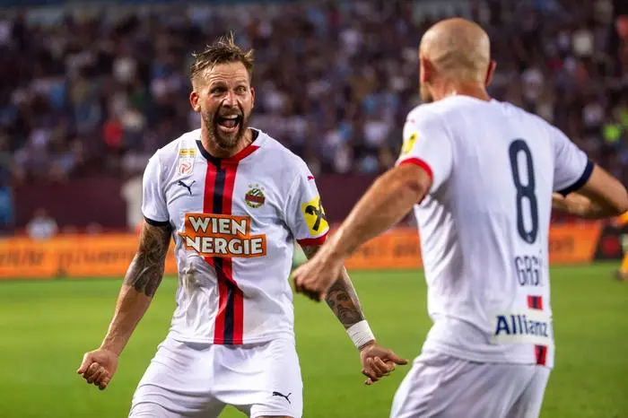 TRABZON,TURKEY,08.AUG.24 - SOCCER - UEFA Europa League, qualification, Trabzonspor Kuluebue vs SK Rapid Wien. Image shows the rejoicing of Guido Burgstaller and Lukas Grgic (Rapid).
Photo: GEPA pictures/ Philipp Brem