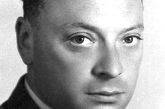 Wolfgang Pauli (1900-1958) formulierte 1925 ein physikalisches Gesetz, das eine quantenmechanische Erklärung des Aufbaus eines Atoms lieferte. Vereinfacht gesagt können demnach zwei Elektronen in einem Atom nicht in allen Quantenzahlen übereinstimmen. Für die "Entdeckung des Ausschließungsprinzips, auch Pauli-Prinzip genannt" erhielt er 1945 den Nobelpreis.