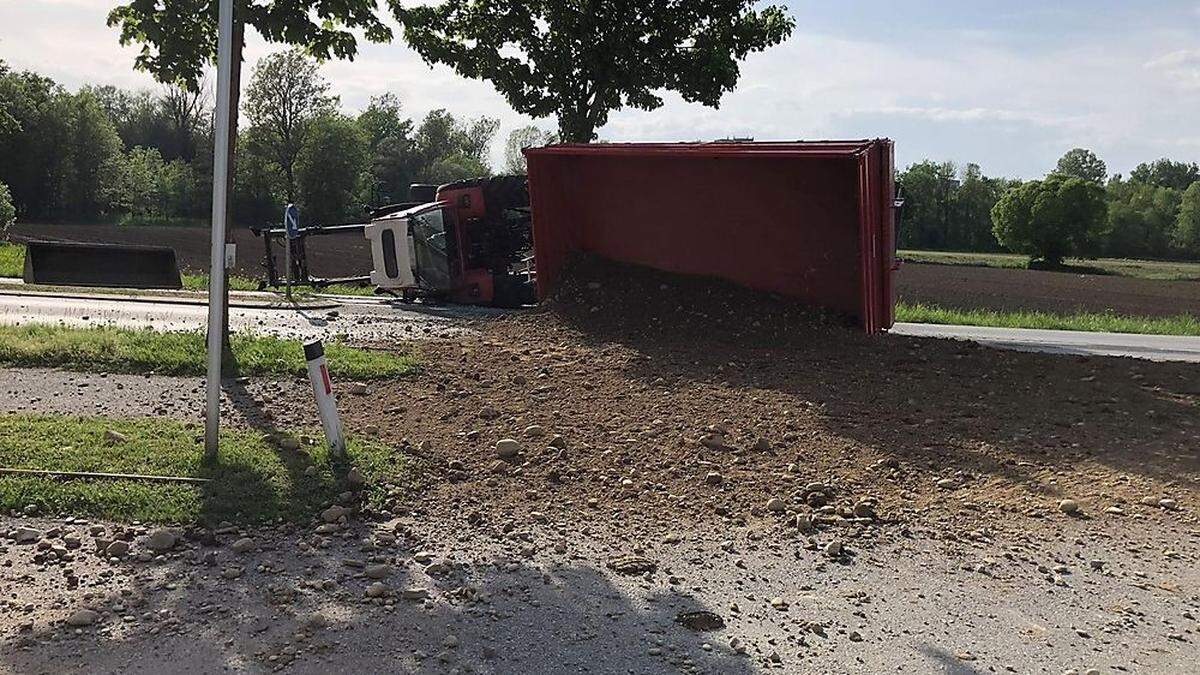 Das umgestürzte Traktorgespann blockierte die Landesstraße