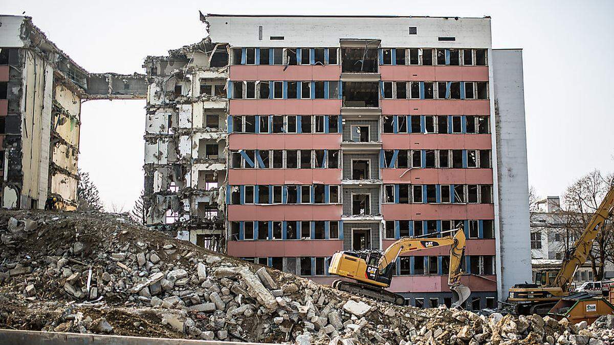 Auf dem Gelände des Klinikums fahren die Bagger