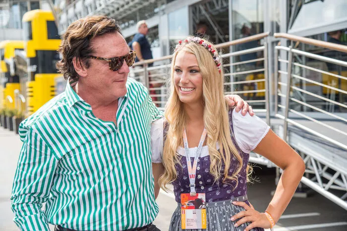 Schauspieler Michael Madsen mit einer Formula Una: Sein erster Eindruck war, dass hier viele hübsche Mädchen und Frauen sind: "Ich bin Däne, das ist meine Welt", merkte er lachend an.
