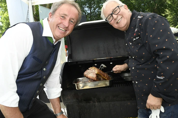 Als Grillprofi zeigte Prof. Peter Lexe den Besuchern wie man richtig grillt.
