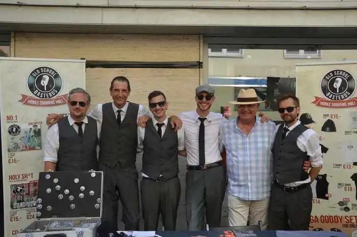Auch die lokalen "Old School Basterds" waren vertreten, und begeisterten die Vorbeischlendernden nicht nur mit tollen Fanartikeln, sondern auch mit der ein oder anderen spontanen musikalischen Darbietung.