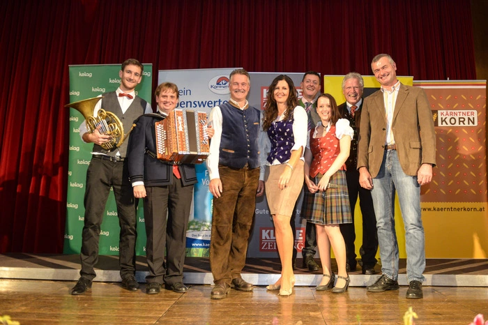 Von links: Hannes Burgstaller (Blechreiz), Franz Josef Isak (Kärntner Doppelsextett), Franz Josef Smrtnik (Kvintet Smrtnik), Organisatorin Daniela Di Bernardo, Moderator Seppi Rukavina, Simone Dragy (Kleine Zeitung), Organisator Richi Di Bernardo, Reinhard Scherzer (Kärntner Milch)