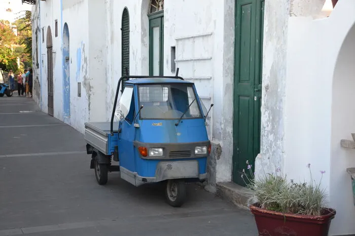 Die zweite und sehr erfreuliche ist, dass auf Stromboli nur Zweiräder und dreirädrige Kleintransporter, die legendären Ape, fahren dürfen.