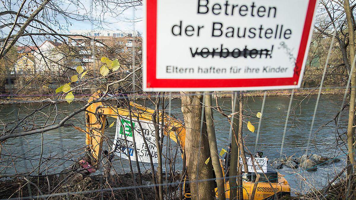 Vermummte Aktivisten auf dem Bagger