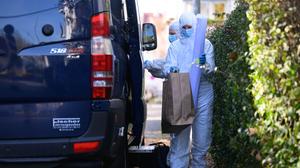 Beamte einer Tatortgruppe am Tatort in einem Mehrfamilienhaus in Leipzig