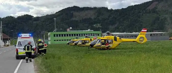 Drei Rettungshubschrauber waren am Unfallort in Leoben im Einsatz