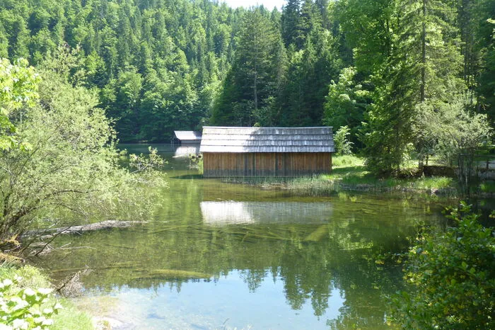 Am Toplitzsee werden Plättenfahrten angeboten
